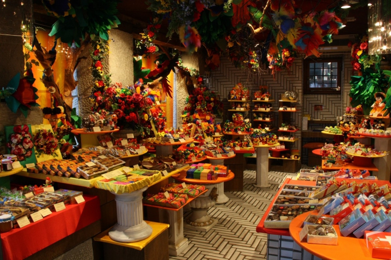 vente-LA LONDE LES MAURES-min_candy_store_chocolate_shop_chocolate_switzerland-393515